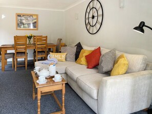 TV - 2 bedroom accommodation in Smallburgh (Smallburgh)