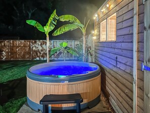 Outdoor spa tub - 2 bedroom accommodation in Smallburgh (Smallburgh)