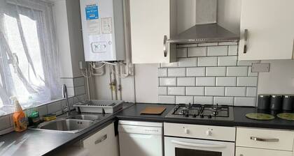 Stylish Home Near Shopping - Book Summer Stays Now
