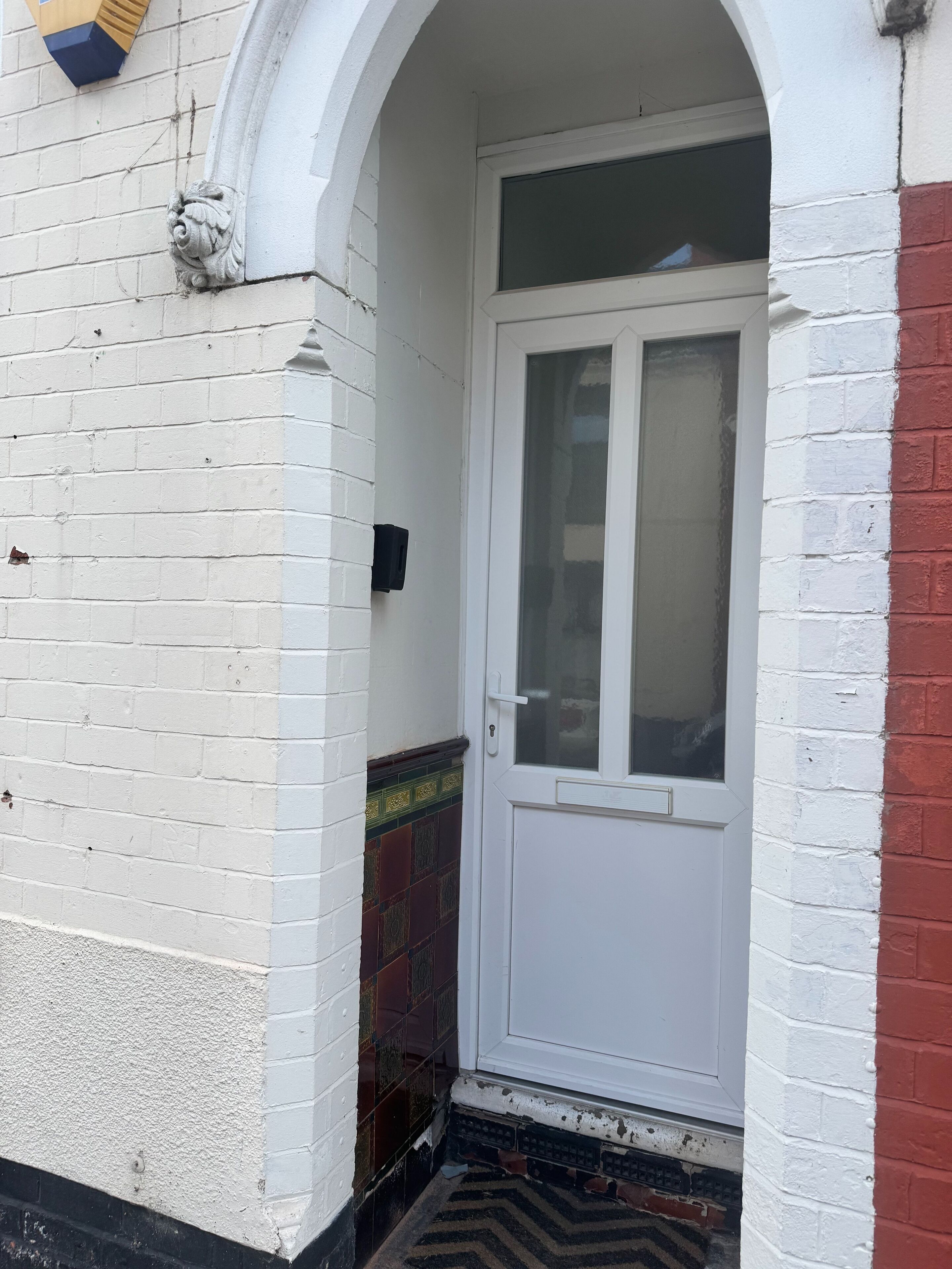 Casa, 2 quartos, para fumantes, vista para a cidade | Detalhe da fachada