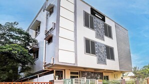 Un immeuble à plusieurs étages sur lequel on peut lire l’inscription « TOWNHOUSE ».