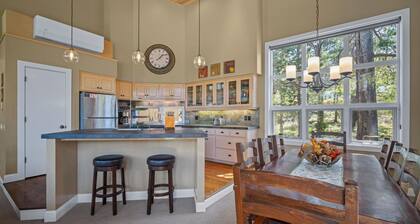 4-bedroom house in charming Sunriver on the golf course. Enjoy your stay