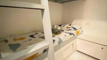 2 habitaciones, tabla de planchar con plancha, wifi y ropa de cama