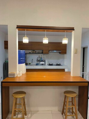 Refrigerador, microondas, parrilla de estufa y cafetera y tetera 