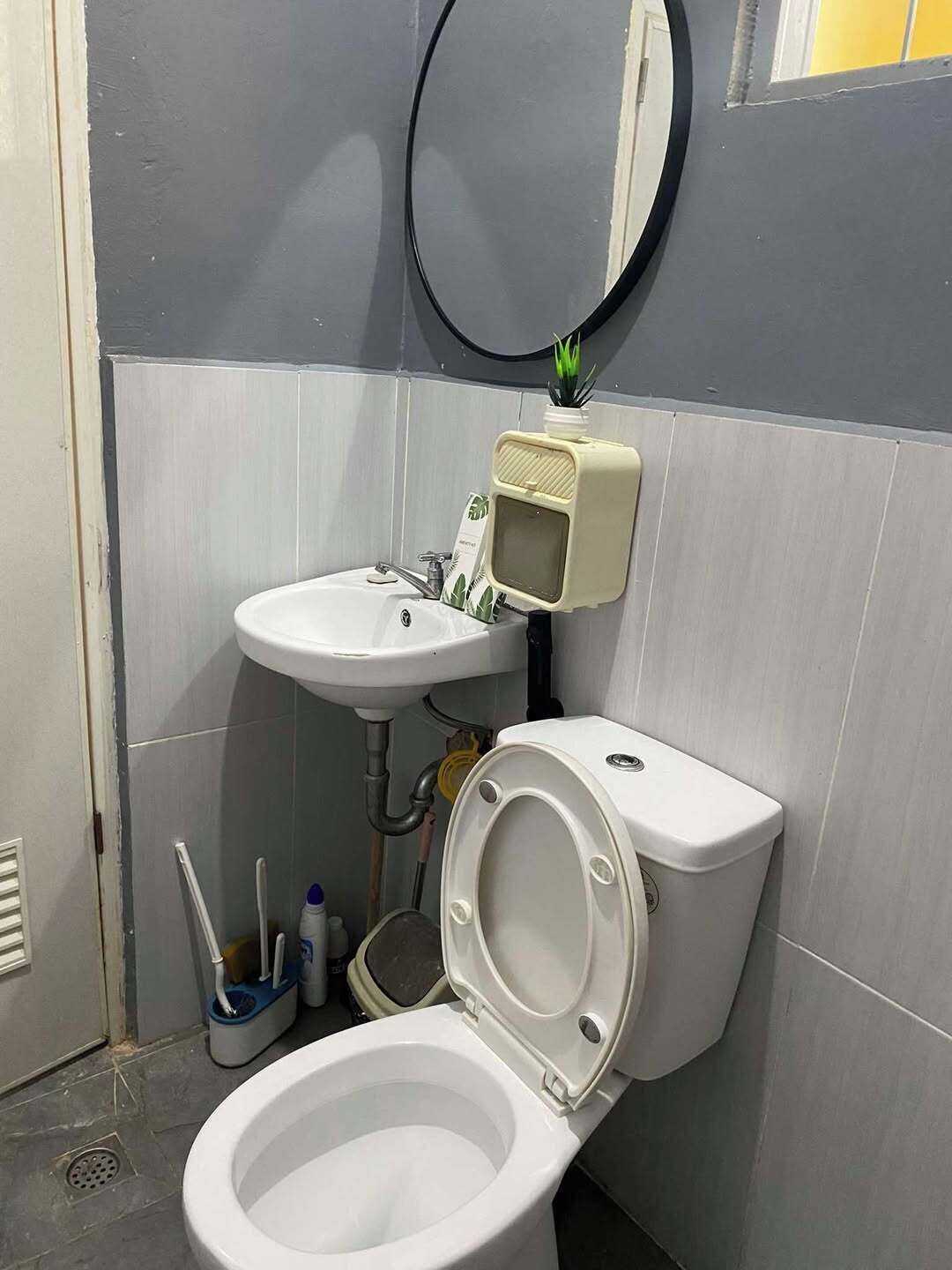 Chuveiro, secador de cabelo, bidê, toalhas de banho