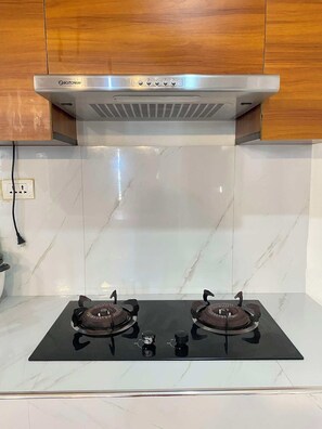 Refrigerador, microondas, parrilla de estufa y cafetera y tetera 