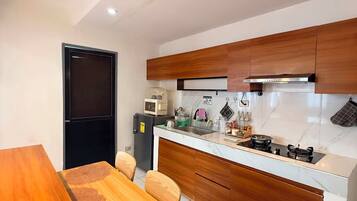 Cafetera y tetera, refrigerador, horno y parrilla de estufa