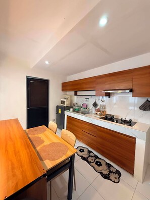 Coffee/tea maker, fridge, oven, stovetop