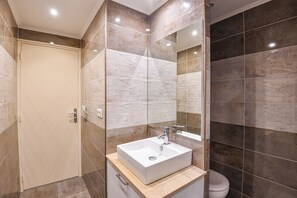 Dusche, Haartrockner, Handtücher