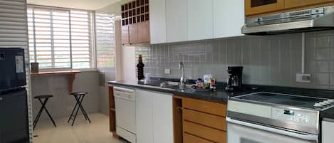 Refrigerador, microondas, horno y parrilla de estufa