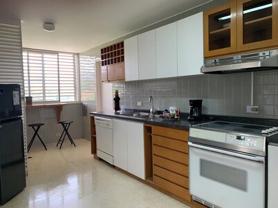 3-bedroom apartment in charming Caracas with AC, WiFi