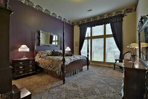 4 bedrooms, desk, iron/ironing board, WiFi