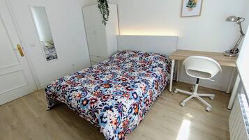 2 slaapkamers, een strijkplank/strijkijzer, wifi, beddengoed