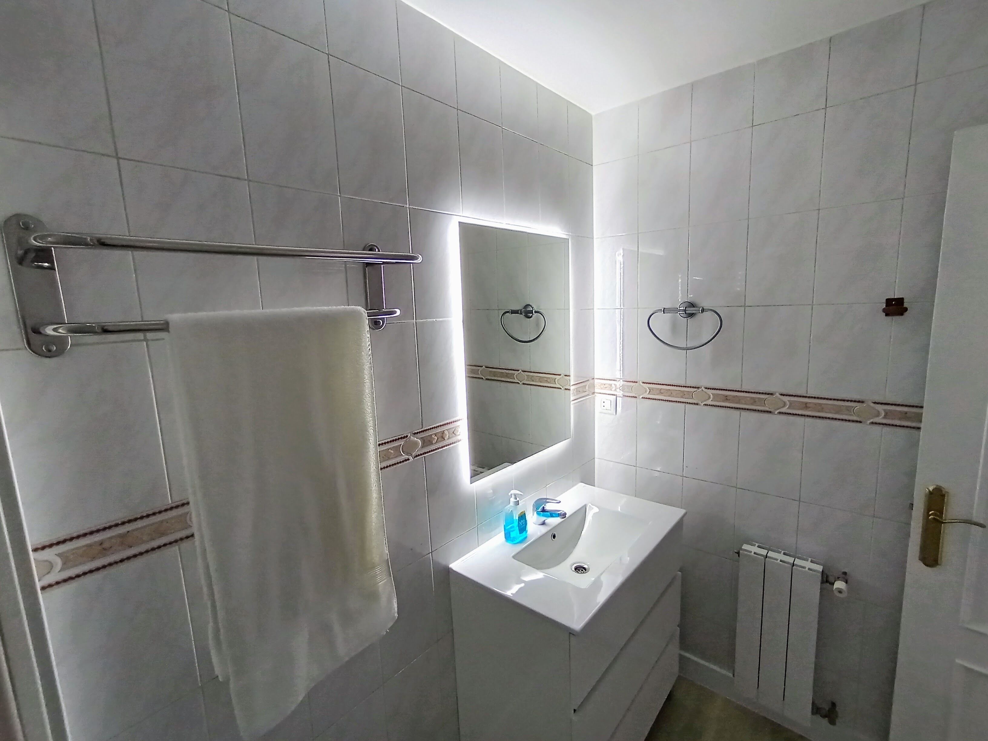 Douche, sèche-cheveux, serviettes fournies, savon