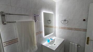 Een douche, een haardroger, handdoeken, zeep