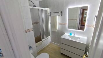 Ducha, secador de pelo, toallas y jabón