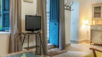 Apartamento, 1 habitación, patio, vistas al jardín | Servicio de la habitación
