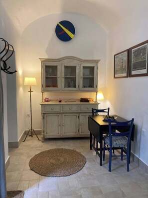Apartment, 1 Bedroom, Patio, Garden View | Dining