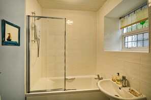 Cottage | Bathroom - Cottage in Cornwall Near Golden Beaches (Torpoint)