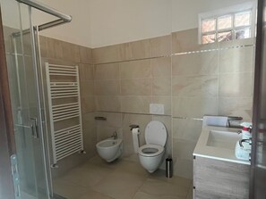 Secador de cabelo, bidê, toalhas de banho, sabonete