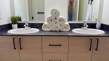 SĂšche-cheveux, serviettes fournies, savon, papier toilette