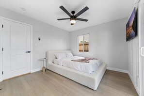 2 Schlafzimmer, Reisekinderbett, kostenloses WLAN, Bettwäsche