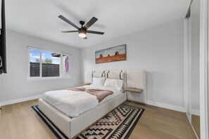 2 bedrooms, travel cot, free WiFi, bed sheets