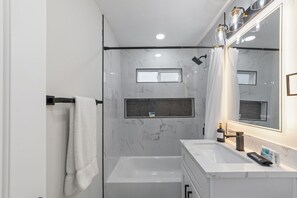 Bruser, hårtørrer, håndklæder