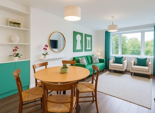 Delightful 3-Bedroom Apartment. Fast Transport Links. Quiet, Peaceful & Safe.