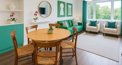 Delightful 3-Bedroom Apartment. Fast Transport Links. Quiet, Peaceful & Safe.