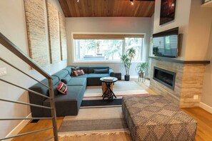 Smart TV y chimenea 
