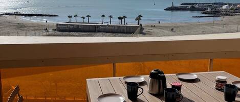 تناول الطعام بالخارج