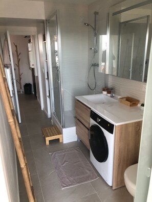 Dusche, Haartrockner, Handtücher, Toilettenpapier
