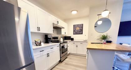 Charming 1 bdrm garden suite with laundry just 5 km from ferries and hospital!