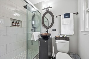 Dusche, Haartrockner, Handtücher, Seife