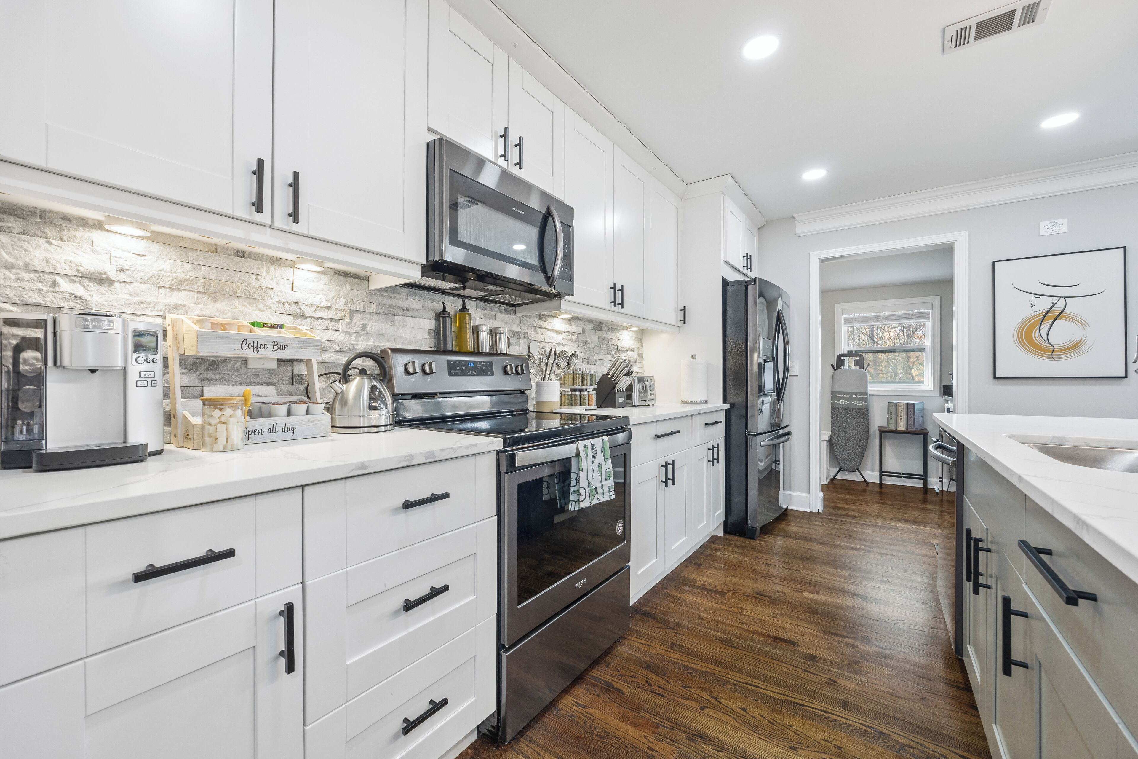 Réfrigérateur, four à micro-ondes, un four, surface de cuisson