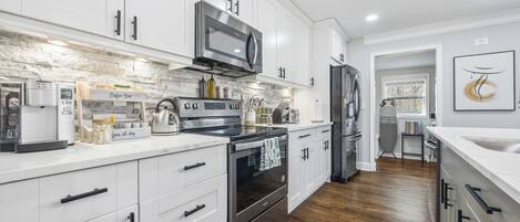 Frigorifero, microonde, forno, piano cottura