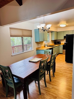 Dining - Double Decker Cabin Retreat – Peaceful Getaway in Arnold (Arnold)