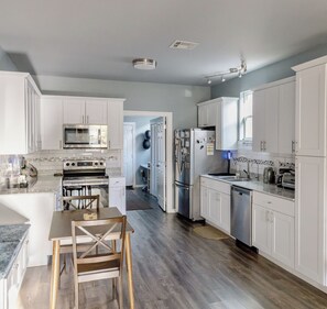 Fridge, microwave, oven, stovetop - Charming Blue Retreat with gym, EV, king bed (New Orleans)