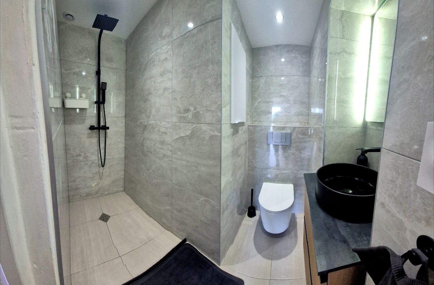 Douche, sèche-cheveux, serviettes fournies, papier toilette