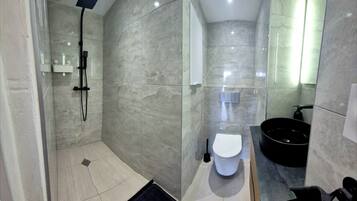 Douche, sĂšche-cheveux, serviettes fournies, papier toilette
