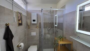 Haartrockner, HandtĂŒcher, Seife, Toilettenpapier