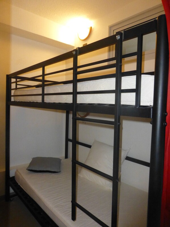 1 Schlafzimmer, Bügeleisen/Bügelbrett