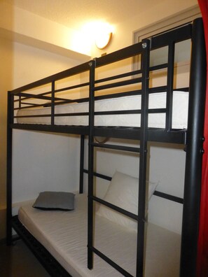 1 chambre, fer et planche à repasser