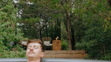 Bañera de hidromasaje al aire libre