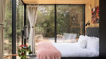 1 bedroom, bed sheets