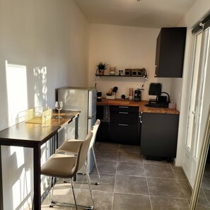 Kühlschrank, Mikrowelle, Herdplatte, Geschirrspüler