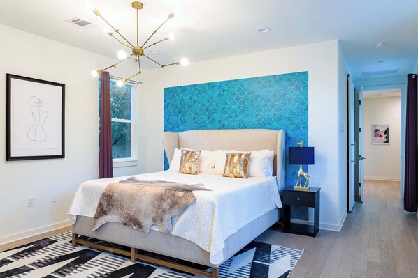 House, 4 Bedrooms, Non Smoking, Pets Allowed | Iron/ironing board, free WiFi, bed sheets - Modern ATX Mansion Walk to 6th Street (Austin)