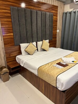 Deluxe Tek Büyük Yataklı Oda, Şehir Manzaralı | Masa, dizüstü bilgisayar çalışma alanı, ütü/ütü masası