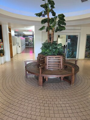 Lobby - 14th FL centrally located Waikiki condo views of both the ocean and mountains (Honolulu)